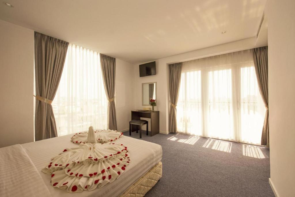 Golden Crown Saigon Hotel