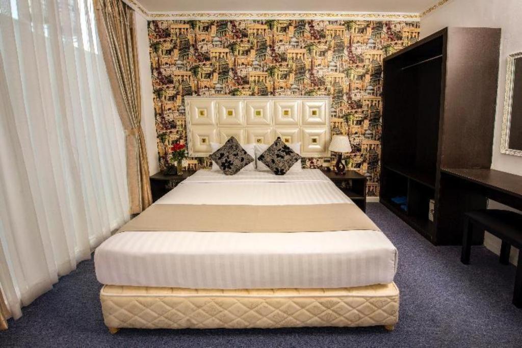 Khách sạn Golden Crown Saigon 3*