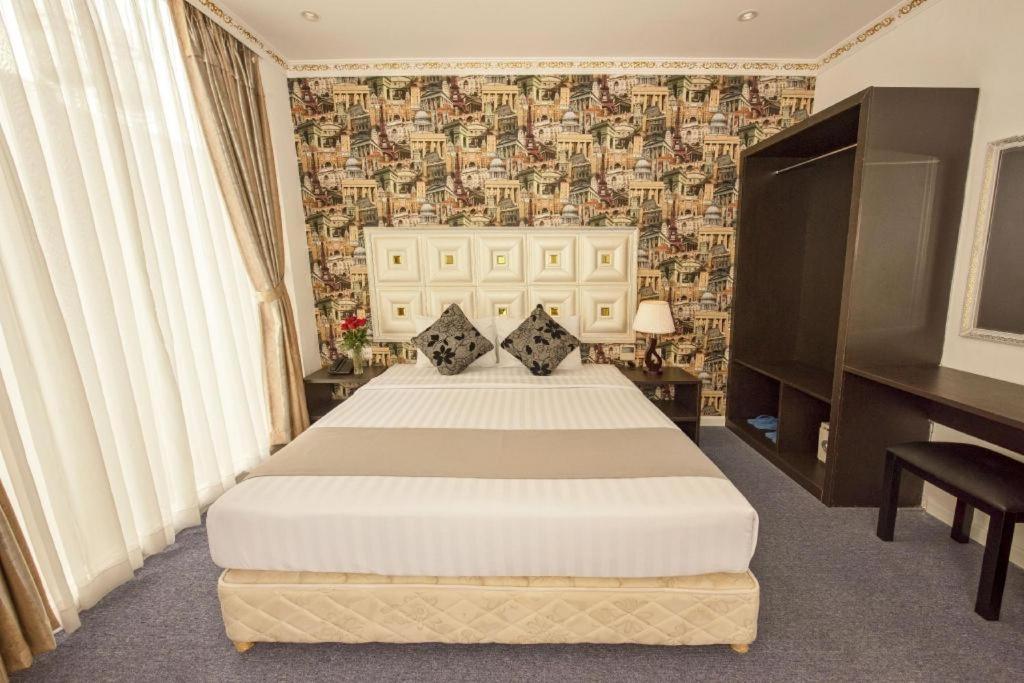 Golden Crown Saigon Khách sạn 3*